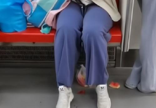 占座吃口瓜,占座吃瓜，解锁青春校园新篇章